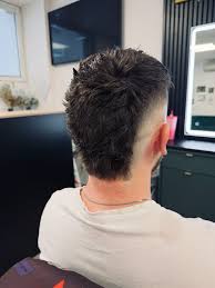 Barber & Braider práca — holenie britvou